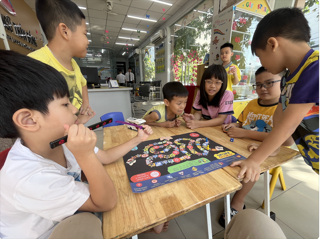 Cờ VOCAB RACING (Level 1: HOME & SCHOOL, 6+ tuổi)